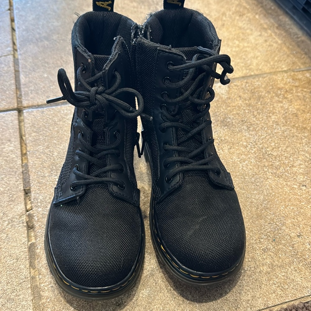 Size 1 kids Dr martins boots side zipper in great condition!